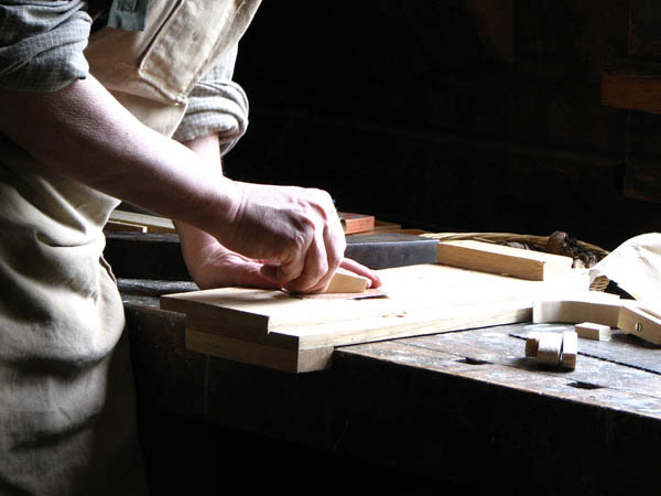 Nuestra <strong>carpintería de madera en  Cumbres de Enmedio</strong> es una empresa de <strong>herencia familiar</strong>, por lo que  contamos con gran <strong>experiencia </strong>en la profesión.